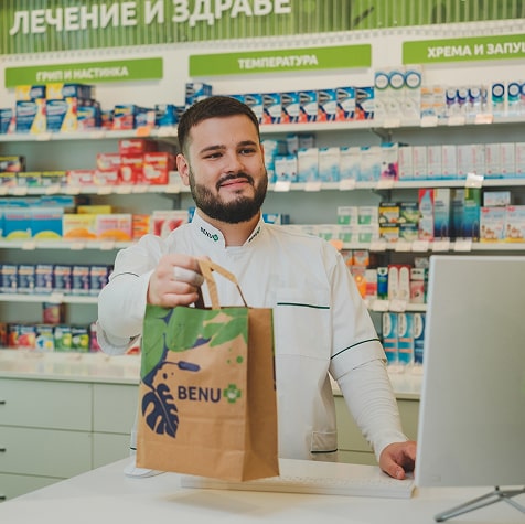 Фармацевт в аптека  хартиена торбичка с лого