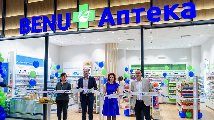 Хора държат лента пред аптека Бену